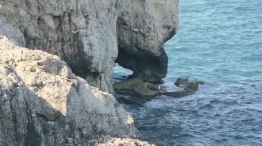 Büyük kayalık kayalıklar Syracuse yakınlarındaki mavi denizle buluşuyor. Buna engebeli kıyı şeridi boyunca Fil Kayası olarak bilinen doğal bir kemer oluşumu da dahil..