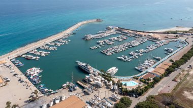 Tropea - Kalabrien - İtalya - 05-28-2025: Tropea, Calabria 'daki yat, rıhtım, bina ve turkuaz deniz manzaralı marina mavi gökyüzü ve görünür sahil bölgesi altında.
