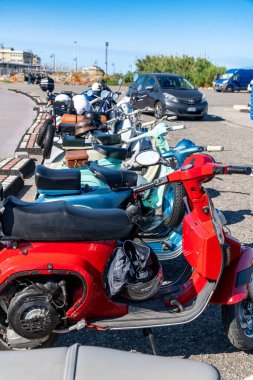 Reggio Calabria - Kalabrien - 05-18-2025: Reggio Calabria 'daki Üstün Centilmenler Turnuvası' nda görülen kırmızı ve turkuaz modelleri de içeren renkli eski mobiletler serisi.