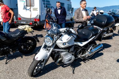 Reggio Calabria - Kalabrien - 05-18-2025: Reggio Calabria 'daki Seçkin Centilmenler Turu sırasında BMW motosikleti.