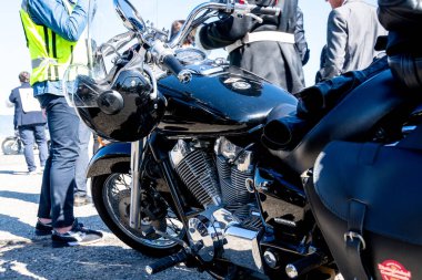 Reggio Calabria - Kalabrien - 05-18-2025: Krom motor parçalı siyah Honda motosikletinin yakın çekimi, Reggio Calabria 'daki Üstün Centilmen Turu sırasında çekildi.