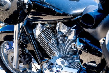 Reggio Calabria - Kalabrien - 05-18-2025: Reggio Calabria 'daki Üstün Beyefendiler Turu sırasında krom motor ve siyah Honda motorunun mekanik parçalarının yakın çekimi.