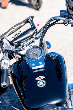 Reggio Calabria - Kalabrien - 05-18-2025: Bir motosiklet gösterge paneli ve hız göstergesine yakın çekim.