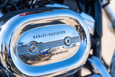 Reggio Calabria - Kalabrien - 05-18-2025: Parlak krom Harley-Davidson hava filtresinin üzerine 100 yıllık motosiklet mirasını gösteren bir yazı ve yansıması.