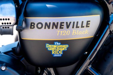 Reggio Calabria - Kalabrien - 05-18-2025: Reggio Calabria 'daki Üstün Centilmenler Turu sırasında çekilmiş bir Triumph Bonneville T120 Black yan panelinin yakın çekimi.