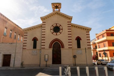 Reggio Calabria - Kalabrien - 05-22-2025: Reggio Calabria 'daki Chiesa degli Ottimati cephesi kemerli pencereler, merkez kapı, çan kulesi ve simetrik tasarımı gösteriyor.