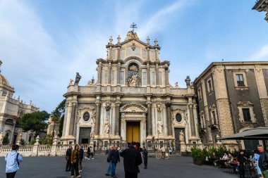 Catania, Sizilien - İtalya - 04-15-2025: Catania 'daki SantAgata Katedrali' nin ön görünüşü, süslü barok cephesi, dini heykeller ve aşağıdaki meydanda toplanan insanlar.
