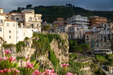Tropea - Kalabrien - İtalya - 05-29-2025: Calabria 'daki Tropea, Tyrhenian Denizi' nin yukarısındaki dramatik sahil uçurumlarının üzerinde yer almaktadır. Bu barışı