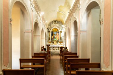 Tropea - Kalabrien - İtalya - 05-29-2025: Calabria 'daki Santuario di Santa Maria dellsola di Tropea' nın iç mimarisi.