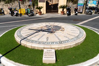 Tropea - Kalabrien - İtalya - 05-30-2025: Tropea, Calabria 'da geniş dairesel bir güneş saati, merkezi bir mozaik haritası ve mermer levhası ile antik Yunan kentlerinin yönlerini gösteriyor.