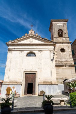 Tropea - Kalabrien - İtalya - 05-30-2025: Tropea, Calabria 'daki Chiesa San Michele' nin ön manzarası, tarihi mimarisini bir çan kulesi ve kemerli girişi ile gösteriyor.