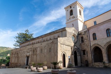 Tropea - Kalabrien - İtalya - 05-30-2025: İtalya 'nın Calabria kentindeki Tropea Katedrali, Romanca mimariye sahip ve tarihi kent merkezinde yer alıyor..