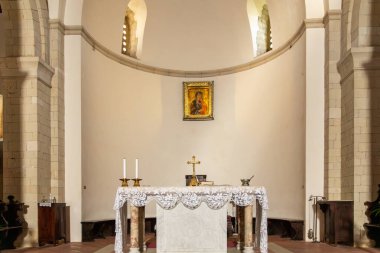 Tropea - Kalabrien - İtalya - 05-30-2025: Calabria 'daki Tropea Katedrali' nin iç manzarası, sunağı çerçeveli bir ikon ve Romanesk mimari ayrıntıların altında gösteriyor.