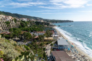 Tropea - Kalabrien - İtalya - 05-30-2025: Güney İtalya, Calabria 'daki Tropea manzarası, kıyı şeridini, sahil tatil beldelerini ve denizin üzerindeki yüksek uçurumlar boyunca uzanan binaları gösteriyor.