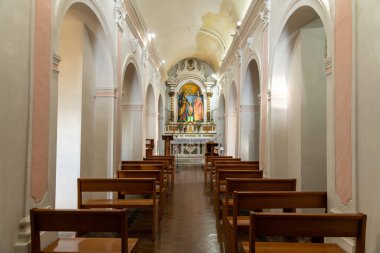 Tropea - Kalabrien - İtalya - 05-30-2025: Calabria 'daki Santa Maria dellsola di Tropea Sığınağı' nın iç manzarası, nav ve merkez sunağı heykellerle gösteriyor.