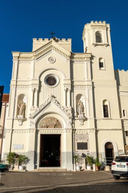 Pizzo - Kalabrien - İtalya - 06-02-2025: Güney İtalya 'da heykelleri, vitray pencereleri ve ayrıntılı mimarisi olan tarihi Katolik kilisesinin önü.