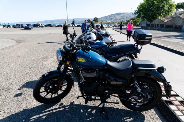 Reggio Calabria - Kalabrien - 05-18-2025: Royal Enfield Meteor 350 motosikleti Reggio Calabria 'daki Üstün Centilmenler' de park halinde..
