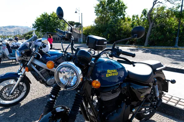 Reggio Calabria - Kalabrien - 05-18-2025: Royal Enfield ve Honda Revere motosikletleri yan yana park edilmiş, Reggio Calabria 'daki Seçkin Beyefendiler Turu sırasında görüldü.