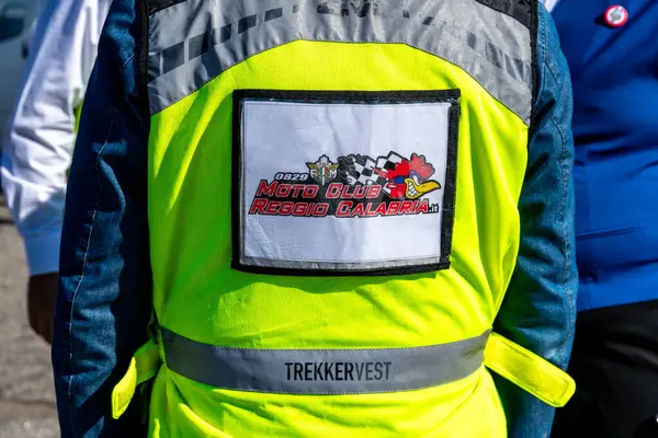 Reggio Calabria - Kalabrien - 05-18-2025: Moto Club Reggio Calabria 'yı yansıtıcı baskıyla gösteren yüksek görüşlü sarı bir yeleğin arka planı.
