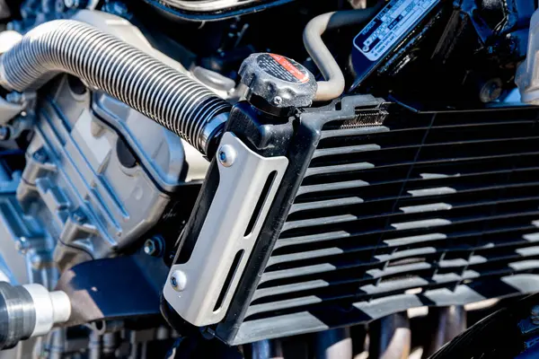 Reggio Calabria - Kalabrien - 05-18-2025: Motosiklet radyatörü, metal bileşenli hortum ve kapak: Reggio Calabria 'da Seçkin Beyler Binişi