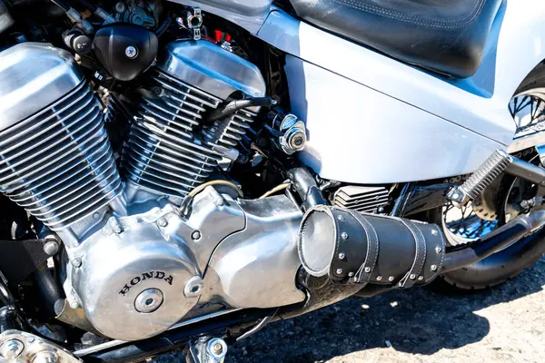 Reggio Calabria - Kalabrien - 05-18-2025: Reggio Calabria 'daki Üstün Centilmen Turu sırasında gümüş renkli Honda motorlu ve krom kaplamalı egzoz.