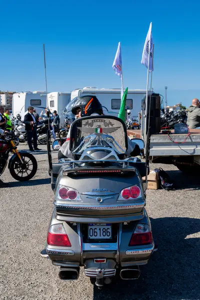 Reggio Calabria - Kalabrien - 05-18-2025: Reggio Calabria 'daki Üstün Centilmenler Turu sırasında binici ve kaskla Honda turu yapan bir motosikletin arkadan görünüşü.