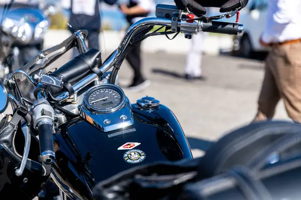 Reggio Calabria - Kalabrien - 05-18-2025: Arka planda bulanık insanlar ve motosikletler, Reggio Calabria, İtalya.