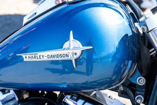 Reggio Calabria - Kalabrien - 05-18-2025: Krom amblemli Mavi Harley-Davidson tankı, Reggio Calabria 'daki Seçkin Beyefendiler Turu sırasında çekildi.