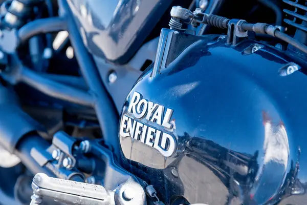 Reggio Calabria - Kalabrien - 05-18-2025: Güneşli bir günde Reggio Calabria 'da yapılan Üstün Centilmen Bisiklet Turu sırasında çekilen Royal Enfield motosiklet kasasının yakın çekimi.