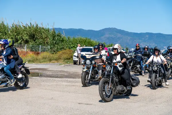 Reggio Calabria - Kalabrien - 05-18-2025: Seçkin Centilmenler 'in katılımcıları güneşli bir günde manzaralı dağ zeminiyle Reggio Calabria' ya doğru yol alıyorlar.
