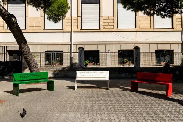 Reggio Calabria - Kalabrien - 05-22-2025: Reggio Calabria 'da siyasi alıntılar içeren üç bank, pencereleri kapalı bir binanın ön cephesinde bir plazanın üzerine yerleştirildi