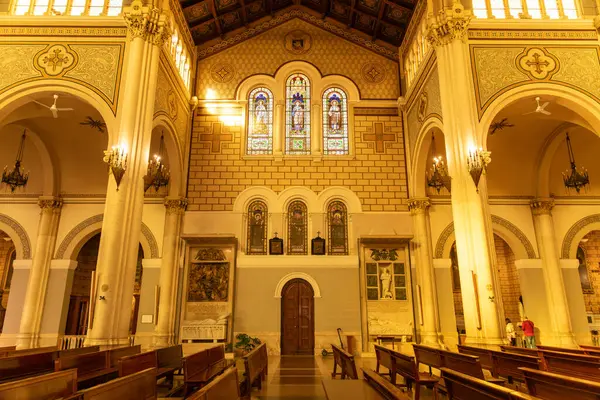 Reggio Calabria - Kalabrien - 05-22-2025: Ahşap tavanlı Reggio Calabria Katedrali 'nin iç manzarası, boyalı cam pencereler, kemerli duvarlar ve sıcak aydınlatma altında sütunlar.