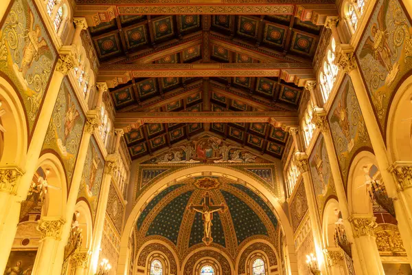 Reggio Calabria - Kalabrien - 05-22-2025: Dini motifler, haçlar ve mozaikler ile dekore edilmiş tavan, renkli vitray camları ve kemerli üst duvar duvarlarıyla çevrili