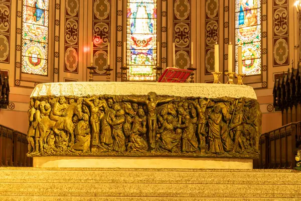 Reggio Calabria - Kalabrien - 05-22-2025: Reggio Calabria Katedrali 'nin merkezi sunağı, süslü çarmıhlar, mumlar, ayin kitapları, taş basamaklar ve vitray pencereleri.