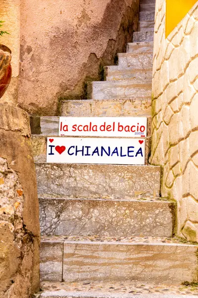 Scilla - Kalabrien - 05-27-2025: Basamaklarda 