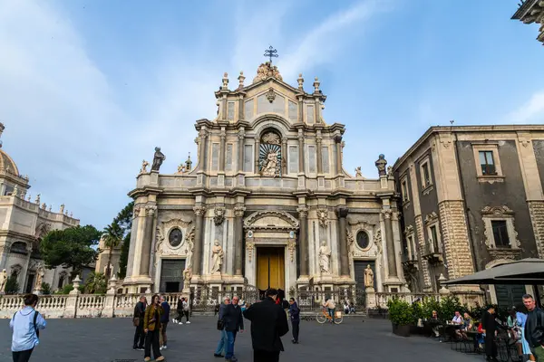 Catania, Sizilien - İtalya - 04-15-2025: Catania 'daki SantAgata Katedrali' nin ön görünüşü, süslü barok cephesi, dini heykeller ve aşağıdaki meydanda toplanan insanlar.