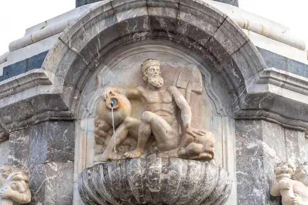 Catania, Sizilien - İtalya - 04-15-2025: Fil Çeşmesi 'nin üzerindeki mermer heykelin yakın çekimi, oturmakta olan mitolojik bir figürün sürahiden havzaya su boşalttığını gösteriyor.