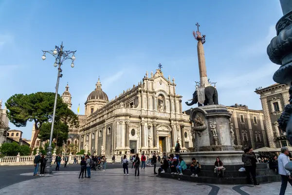 Catania, Sizilien - İtalya - 04-15-2025: The Cathedral of SantAgata and the Elephant Fountain in Catania, Sicilya, insanlar tarafından çevrelenmiş açık bir gökyüzü altında.