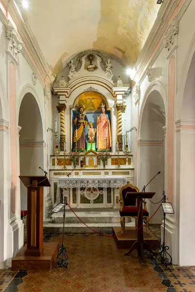 Tropea - Kalabrien - İtalya - 05-29-2025: İtalya 'nın Calabria kentindeki Santa Maria dellsola di Tropea mabedinin iç manzarası.