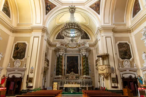 Tropea - Kalabrien - İtalya - 05-30-2025: Tropea, Calabria 'daki İsa Kilisesi' nin iç görünümü, dekoratif barok mimari, tablolar ve merkezi bir avize sergileniyor.