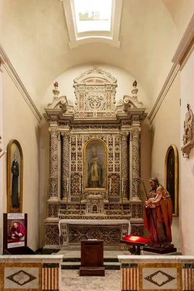 Tropea - Kalabrien - İtalya - 05-30-2025: Tropea, Calabria 'da bulunan Chiesa del Gesu' nun içi, zengin bir şekilde dekore edilmiş sunak, dini heykeller ve süslü taş işleme işlerinin yer aldığı.