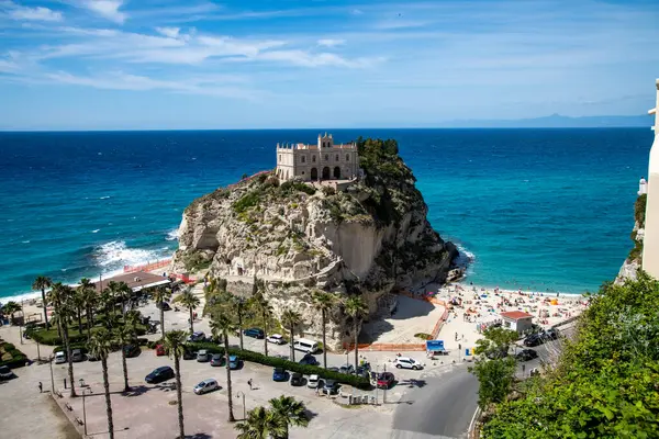 Tropea - Kalabrien - İtalya - 05-30-2025: Tropea, Calabria 'daki Santa Maria dellIsola Sığınağı, sahile bakan kayalık bir uçurumun tepesinde duruyor ve Tyrhenian Denizi turkuvaz.