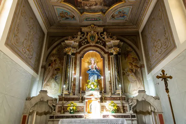 Pizzo - Kalabrien - İtalya - 06-02-2025: İtalya 'nın Pizzo kentindeki Saint Mary Immaculate Kilisesi' nde, melek freskleri ve sütunlarıyla çevrili Bakire Meryem heykeli ile süslü sunak.