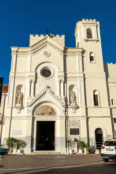 Pizzo - Kalabrien - İtalya - 06-02-2025: Güney İtalya 'da heykelleri, vitray pencereleri ve ayrıntılı mimarisi olan tarihi Katolik kilisesinin önü.