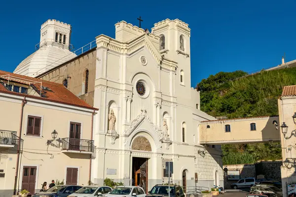 Pizzo - Kalabrien - İtalya - 06-02-2025: Pizzo, Calabria 'daki Santuario di San Francesco di Paola' nın ön manzarası, heykelleri, ön cephe ayrıntılarını ve açık mavi gökyüzünü gösteriyor.