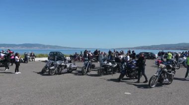 Motosikletliler, seçkin beyefendiler için toplanıyor. Reggio Calabria 'ya gidiyor, sohbet ediyor ve motorlar çalışmaya başlarken ayrılmaya hazırlanıyorlar..