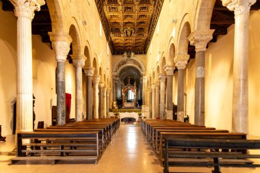 Taranto - Puglia - Italien - 06-17-2025: Taranto, Puglia, İtalya 'daki San Cataldo Katedrali Mağarası, Romanca sütunlar, ahşap tavanlar ve merkezi sunak manzarası.