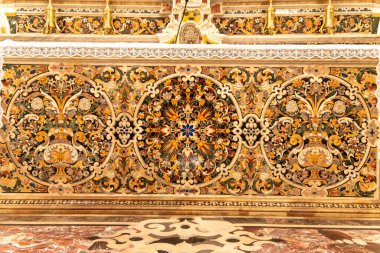 Taranto - Puglia - Italien - 06-17-2025: Taranto, Puglia, İtalya 'daki mihrap katedralinde polykrom mermer kaplama, çiçek ve geometrik dekoratif unsurları gösteriyor.
