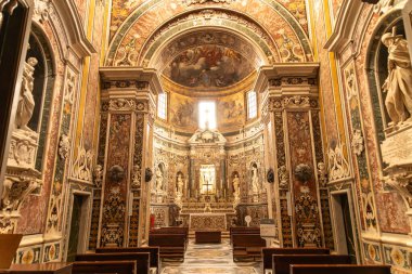 Taranto - Puglia - Italien - 06-17-2025: Mermer sütunlar, sunaklar, dini heykeller ve fresklerle zenginleştirilmiş kubbeli bir tavan ile Barok şapeli.