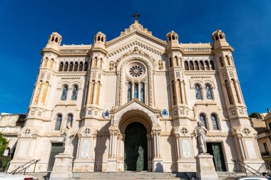 Reggio Calabria Katedrali 'nin tam önü, gökdelenler, heykeller ve kavisli camlarla süslü cephe.